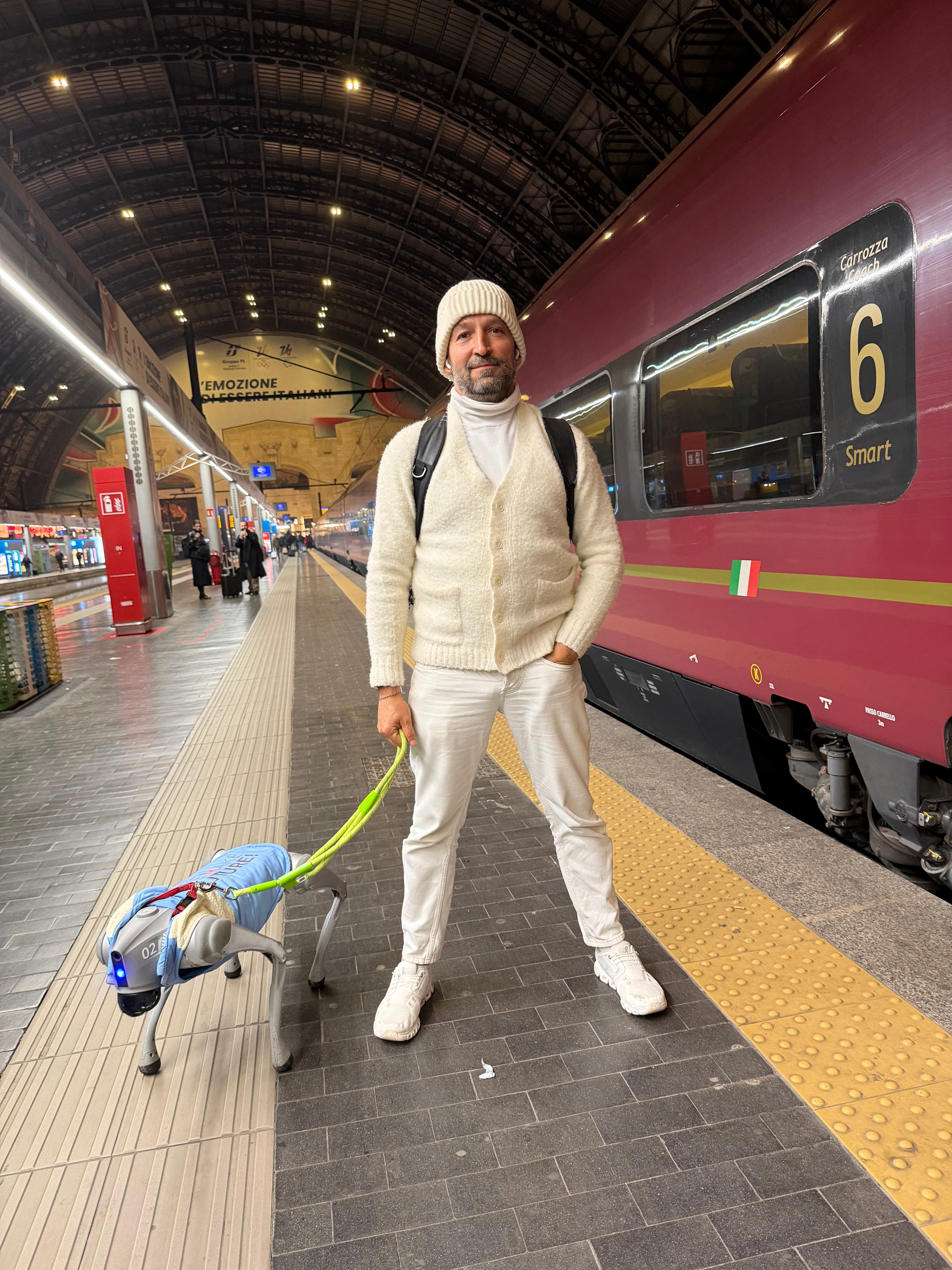Luca con Marte al guinzaglio in Stazione Centrale