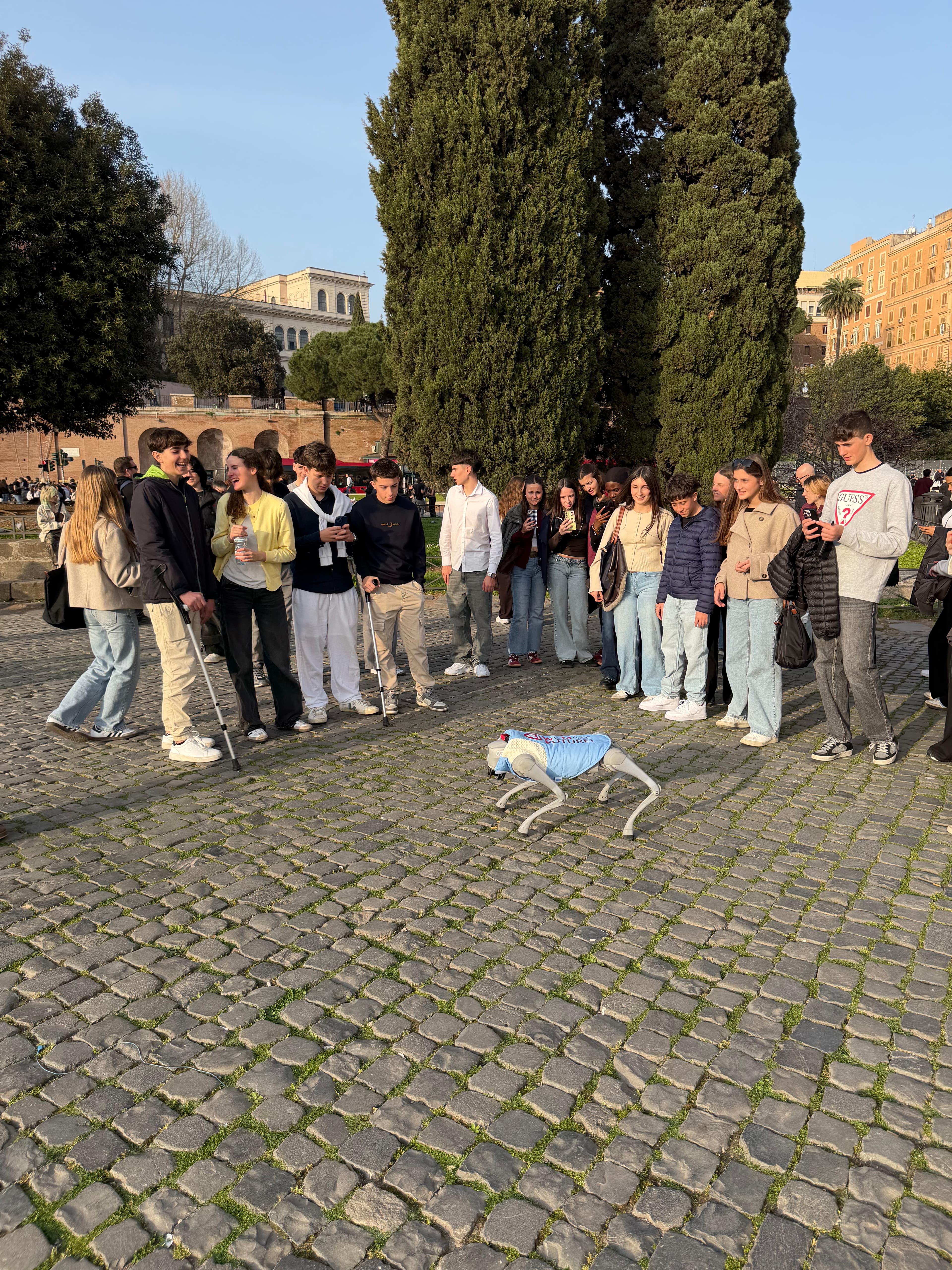 Cane robot davanti al Colosseo con il pubblico attorno
