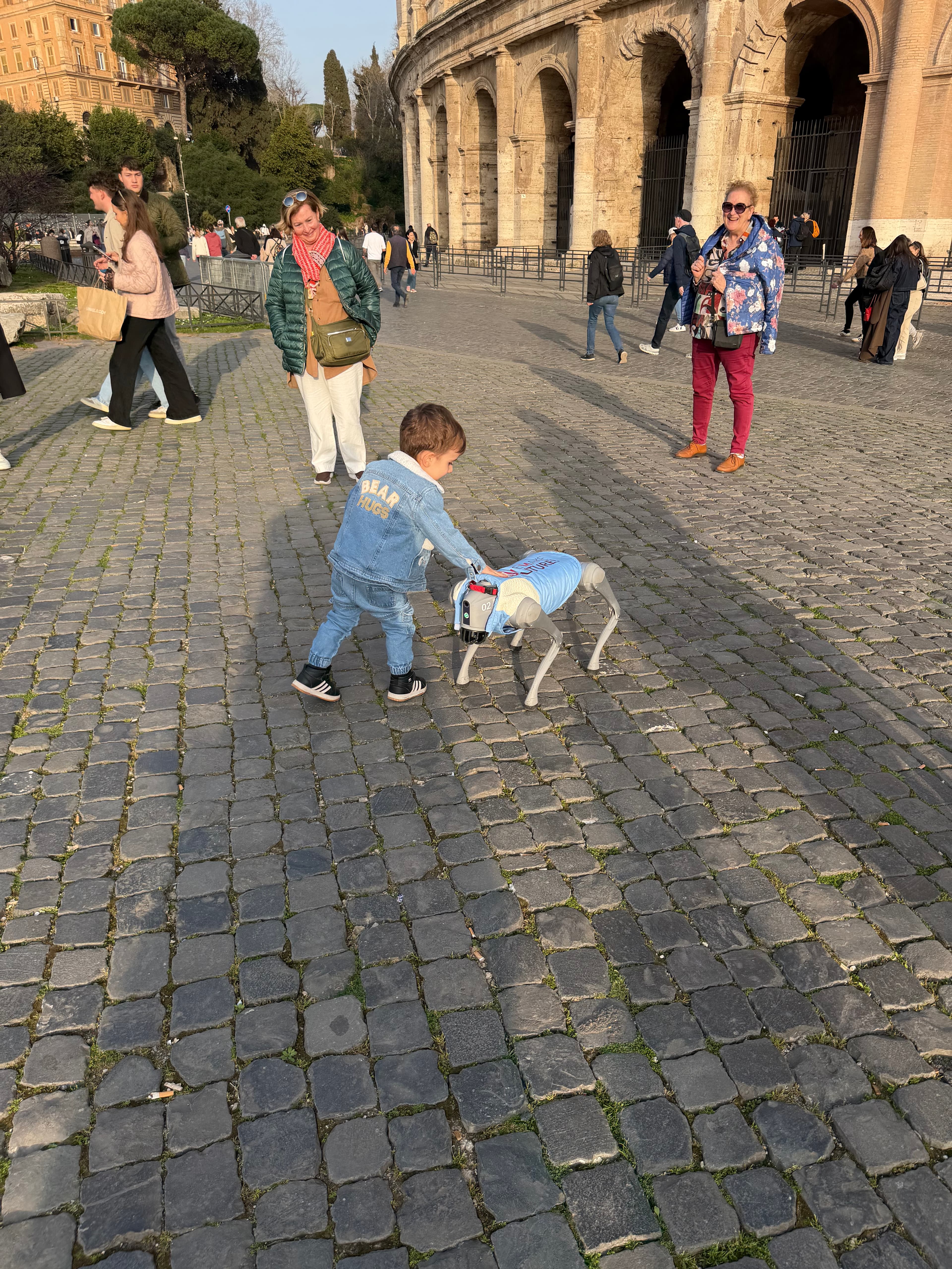 Interazione tra un bambino e il cane robot a Roma